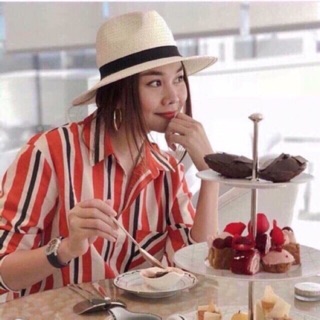 Sơ mi kẻ đỏ Thanh Hằng