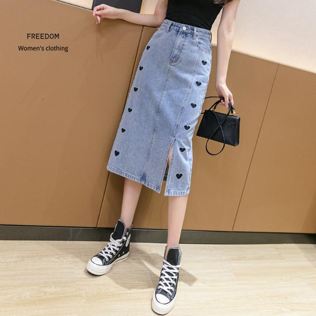 freedom  Spring / Summer 2021 váy denim mới, dài giữa có đường xẻ ở phía dưới, love thêu eo cao, ôm ngang hông