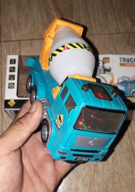 Một chiếc Xe bồn chạy Pin có nhạc và đèn Led rất đep_tặng kèm pin