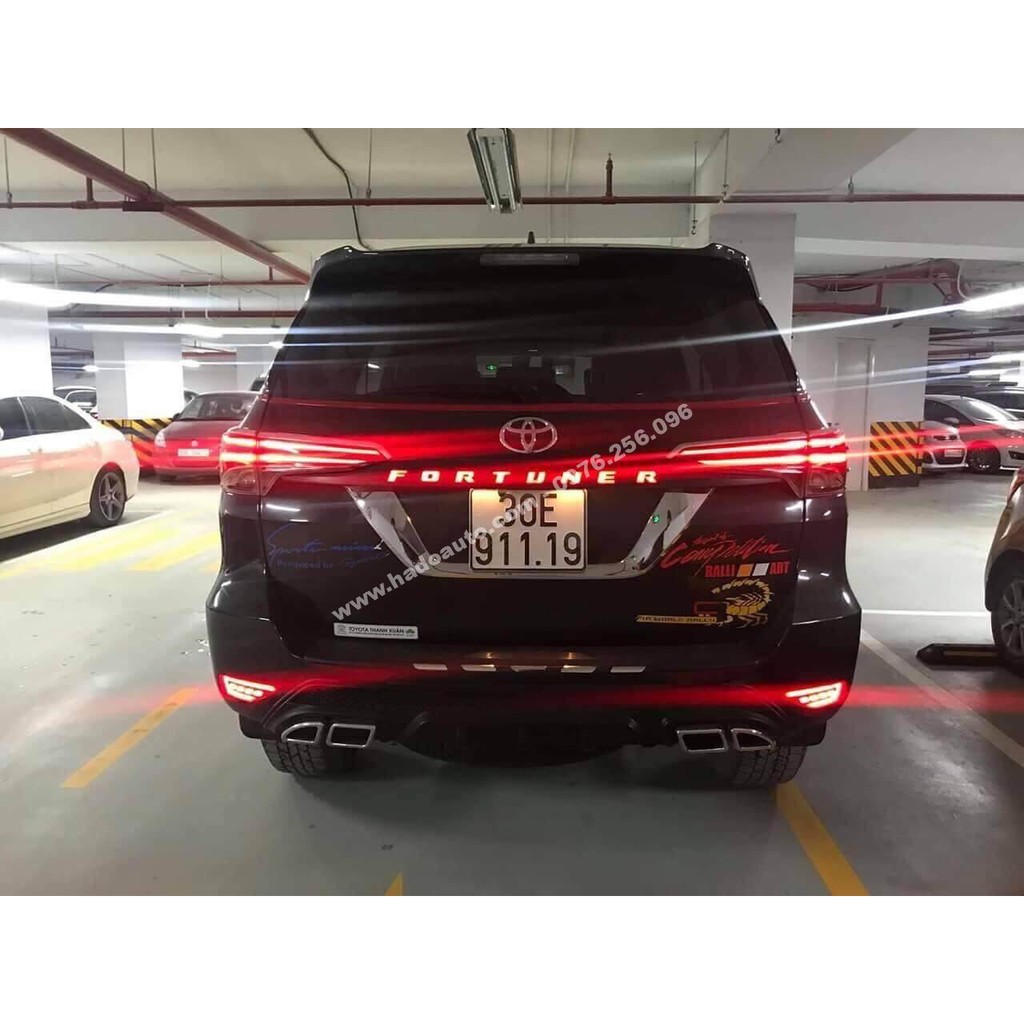 Ốp tay mở cốp có đèn Toyota Fortuner 2017/2020
