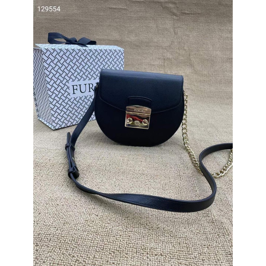 Túi đeo chéo nữ FUR_LA ME_TRO_POLIS  chi tiết chuẩn, từ đường keo mũi chỉ đến logo khắc đều sắc nét.