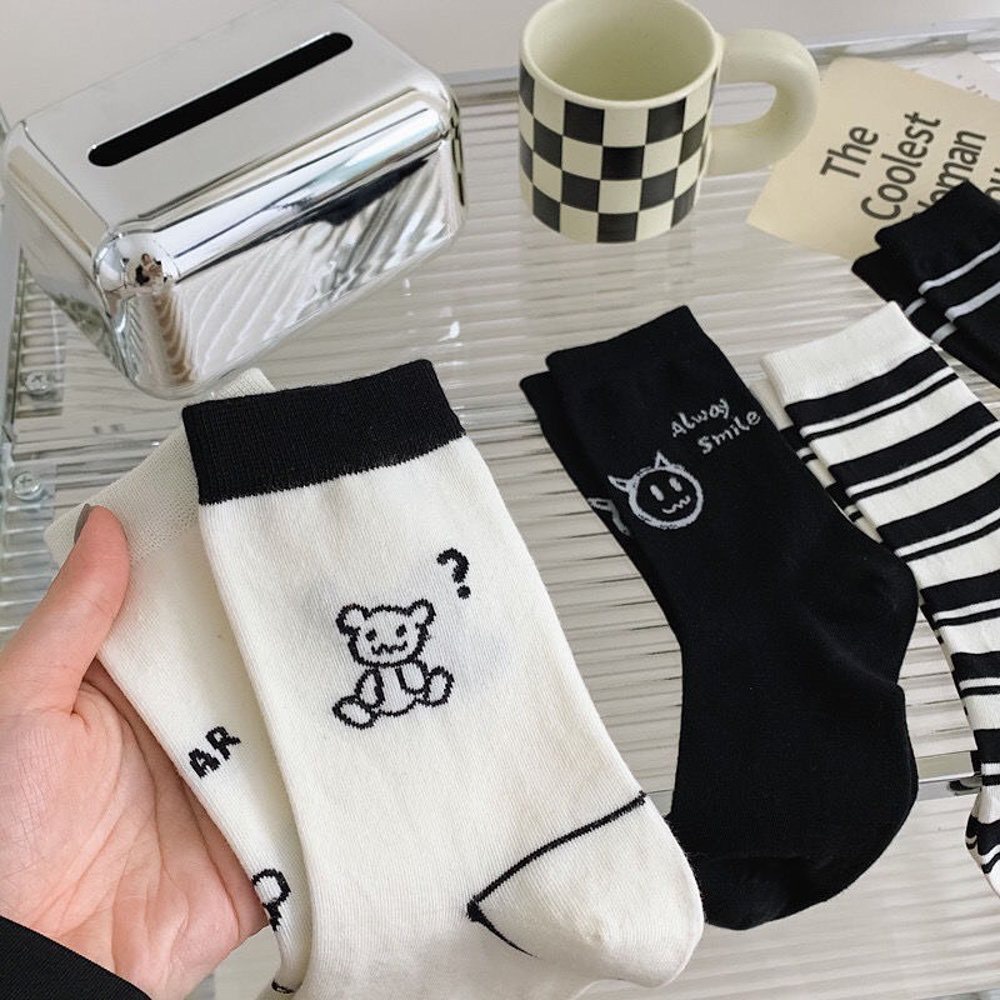 Tất nữ cổ cao họa tiết đáng yêu, tone màu trắng đen đơn giản, trẻ trung, chất liệu co dãn, thấm hút mồ hôi