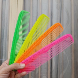 4 cây lược chải tóc màu tươi