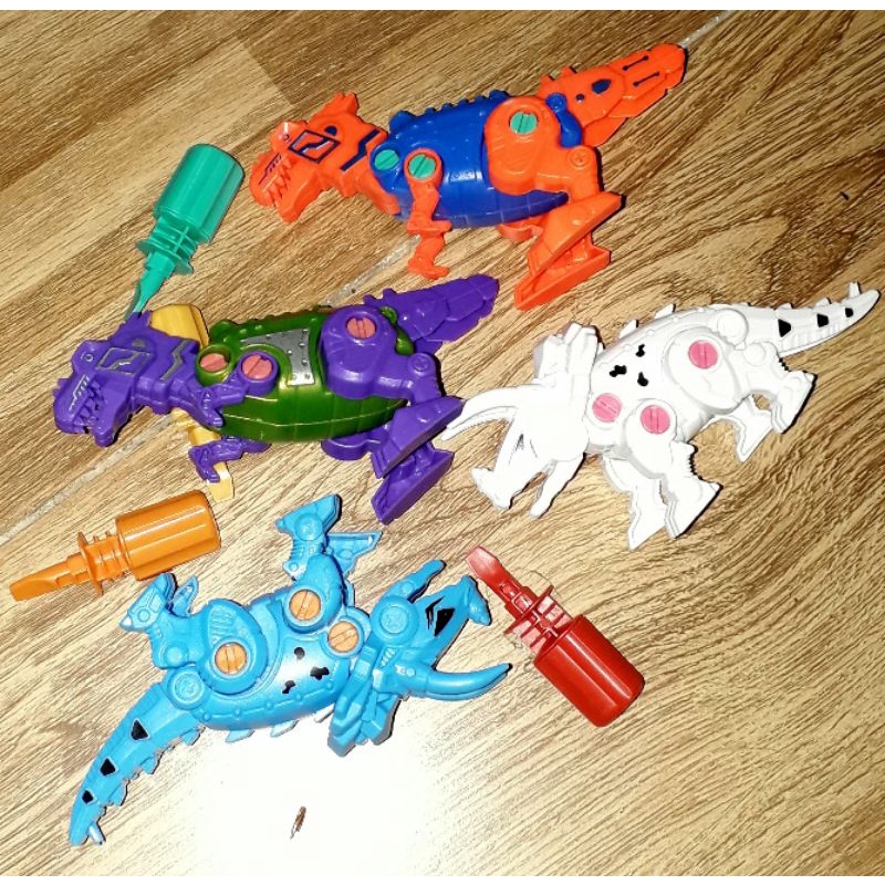 Lắp ráp 1 cái mô hình khủng long bằng nhựa kích thước dài 12cm