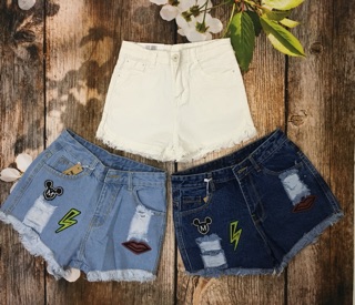 Quần short trắng rách gấu