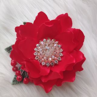 Hoa cài áo chùm quả đỏ