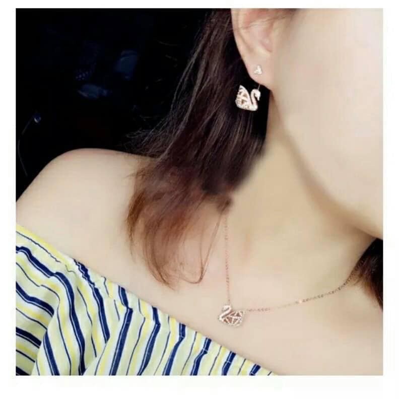 Bộ Trang Sức SWAROVSKI Dây Chuyền Nữ, Khuyên Tai Nữ FACET Mặt Thiên Nga 2 Mặt Đá Rose và Đá Đen, Dây Vàng Thời Trang