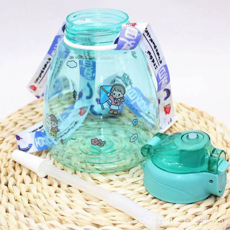 Bình Đựng Nước Uống Có Ống Hút Bằng Nhựa 1100ml Kèm Dây và Sticker