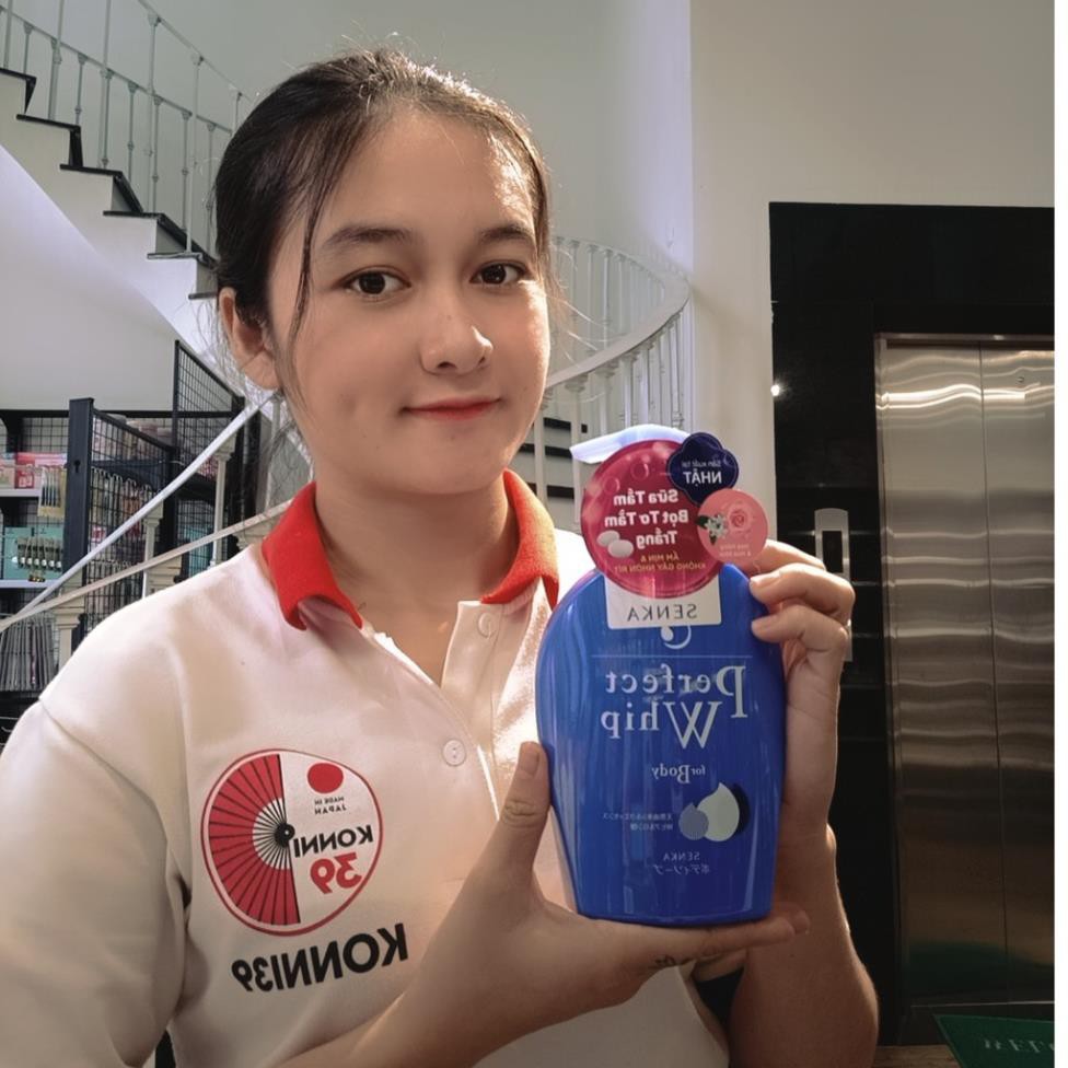 Sữa tắm dưỡng ẩm Senka Perfect 500mlCHÍNH HÃNG  ngăn cơ thể khỏi mùi khó chịu, lưu lại hương hoa trên làn da cả ngày