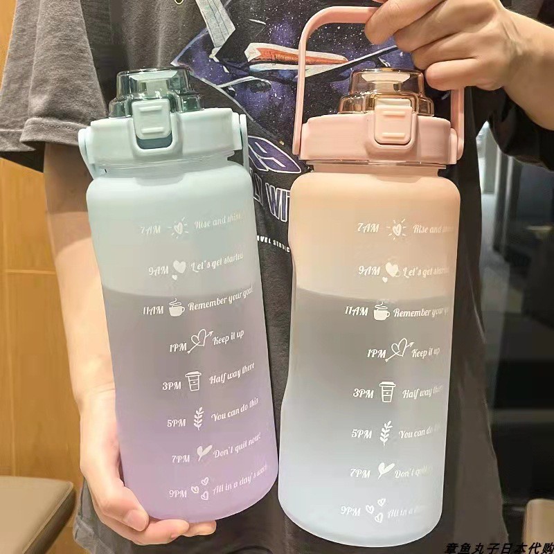 Bình đựng nước 2L có chia vạch tặng kèm bộ sticker 3D dán trang trí giúp bạn phát huy sáng tạo.