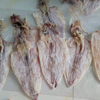 4 con mực khô giá 220k
