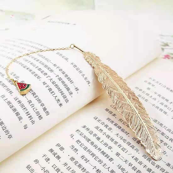 Bookmark Kim Loại Đánh Dấu Sách Hình Lông Vũ Dây Treo - Dưa Hấu