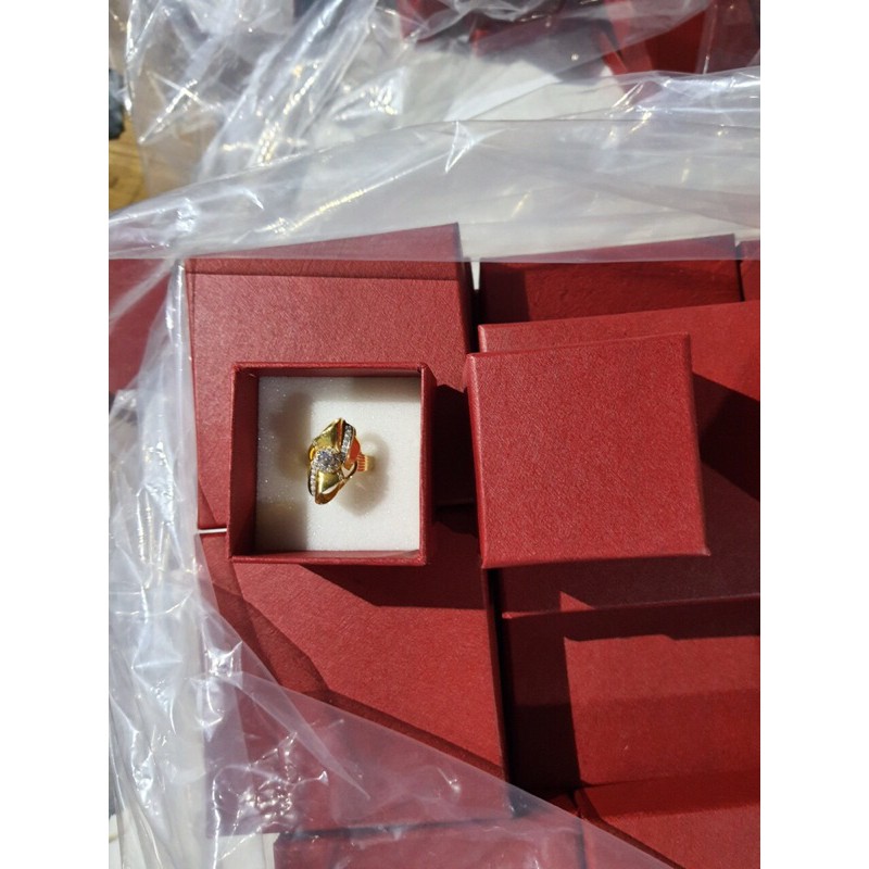 Vỏ hộp đựng nhẫn bằng bìa cứng kích thước 4,5x4,5x3,5 cm.