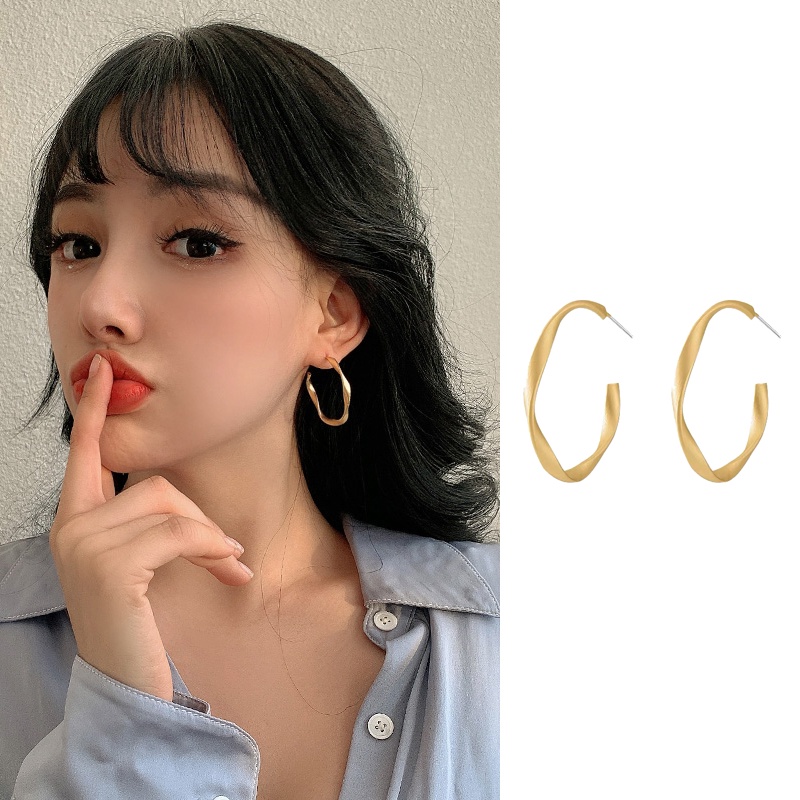 Khuyên tai tròn phong cách Hàn Quốc