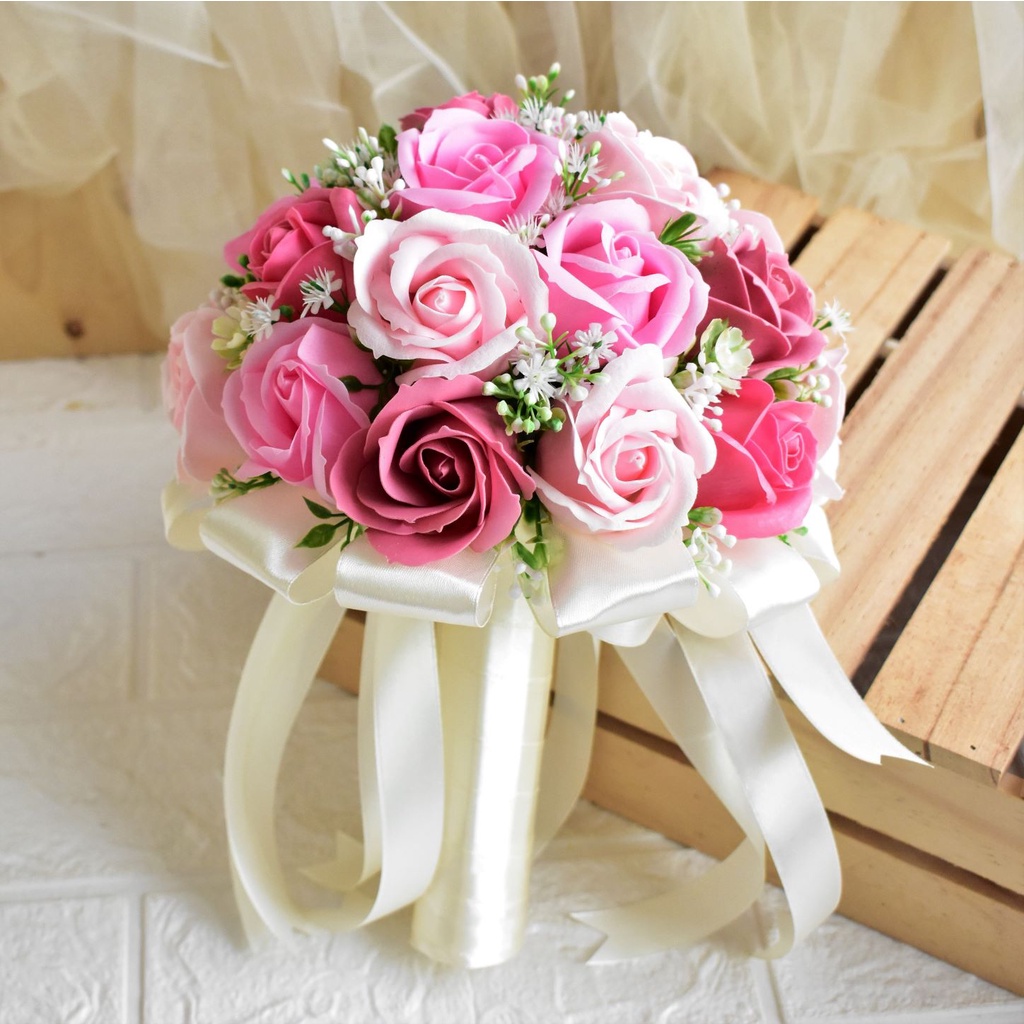 Bó hoa cưới cầm tay cô dâu hoa hồng sáp màu hồng. Tặng kèm hoa cài áo chú rễ