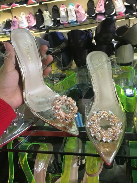 Sandal quai trong suốt đính đá ánh vàng