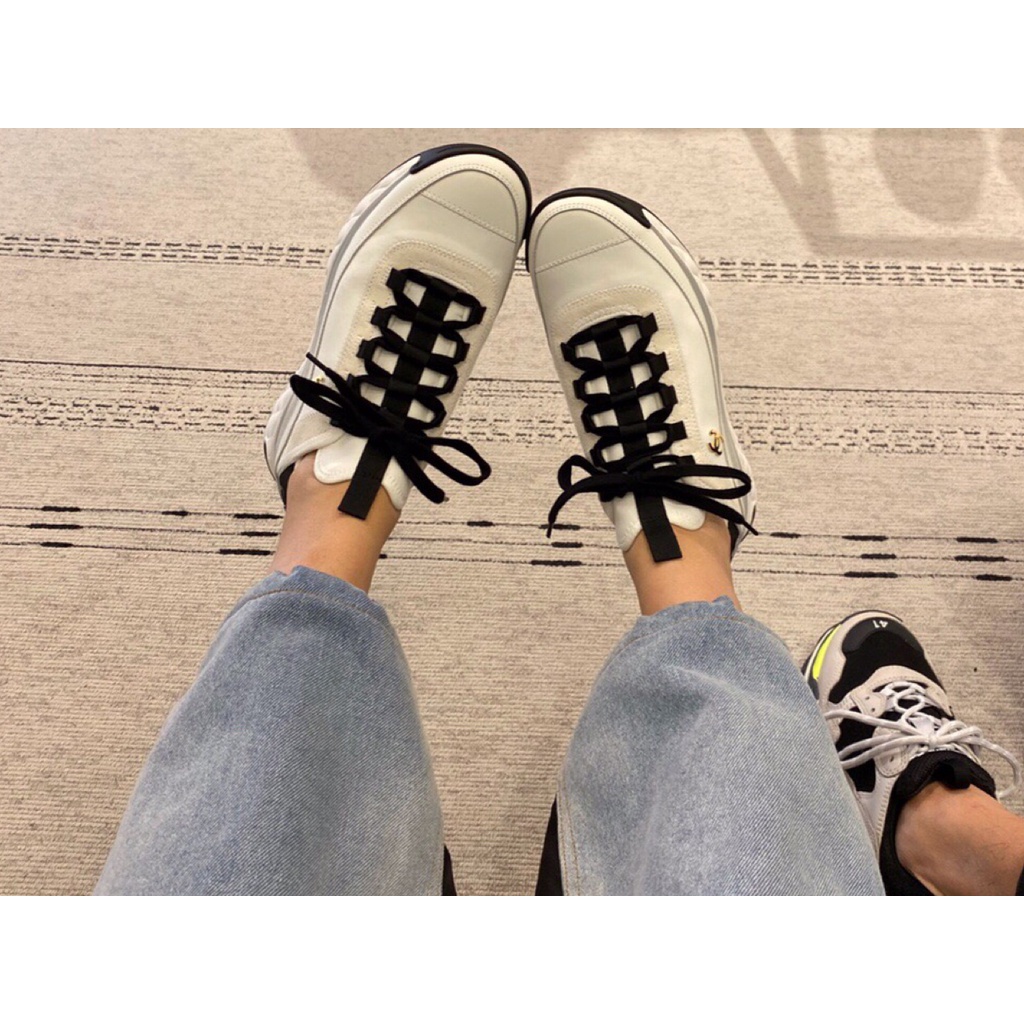 Giày Thể Thao Vải Da Lộn Màu Xám Và Trắng Không Hộp