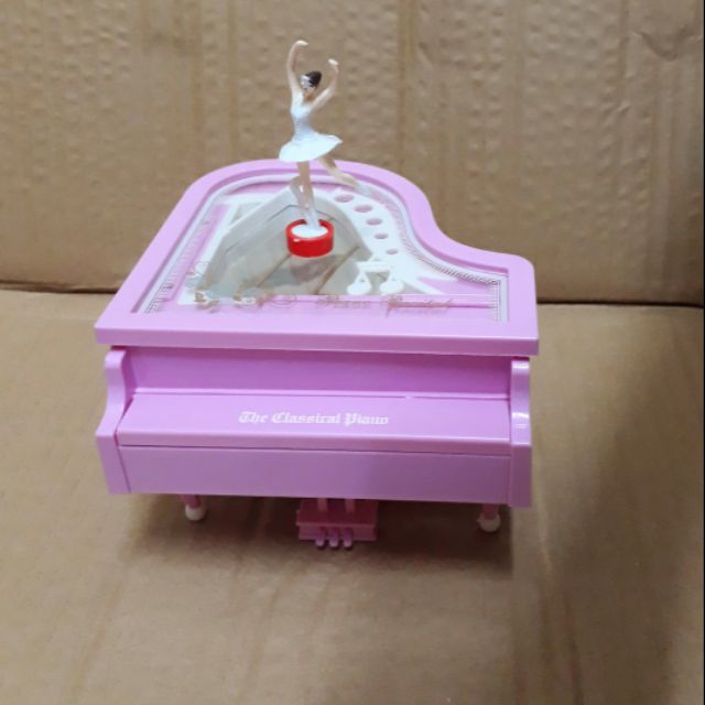 Đàn piano có nhạc cót và vũ công bale múa
