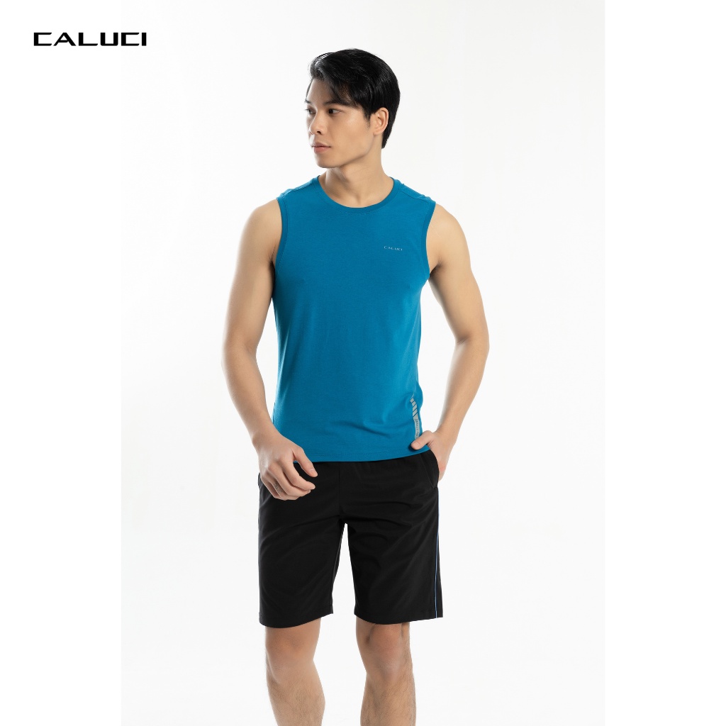 Áo sát nách nam CALUCI thiết kế cổ tròn, dáng ôm vừa, chữ in chạy dọc, chất liệu vải nhẹ mát, dệt lỗ thông hơi MTT202S