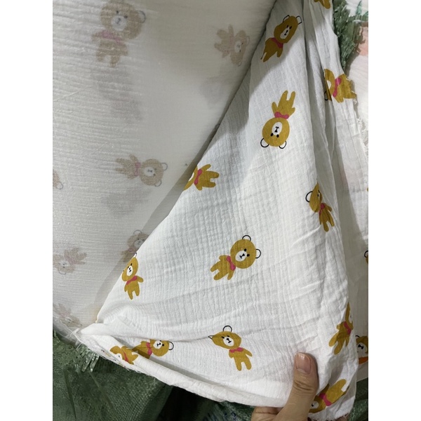 vải xô 2 lớp hình con gấu quàng khăn đỏ mềm và thấm hút tốt