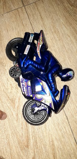 Chiếc xe mô tô mô hình bằng nhựa chạy chớn kích thước 22x15x8 cm