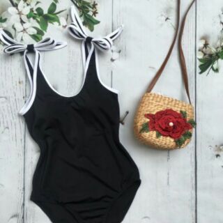 Bikini 1 mảnh Hàn Quốc cực hót ( kèm ảnh khách )