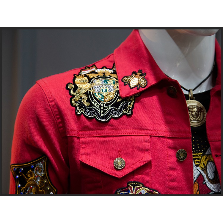 Áo khoác Jean đỏ nhiều logo mang phong cách Âu Mỹ trẻ trung dáng ôm body chất liệu vải bò cotton cao cấp hợp thời trang