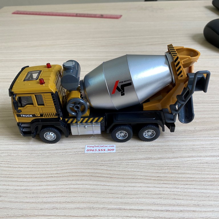 Mô hình xe bồn chở bê tông tỉ lệ 1:50 bằng hợp kim chạy bằng cót, có đèn và còi –