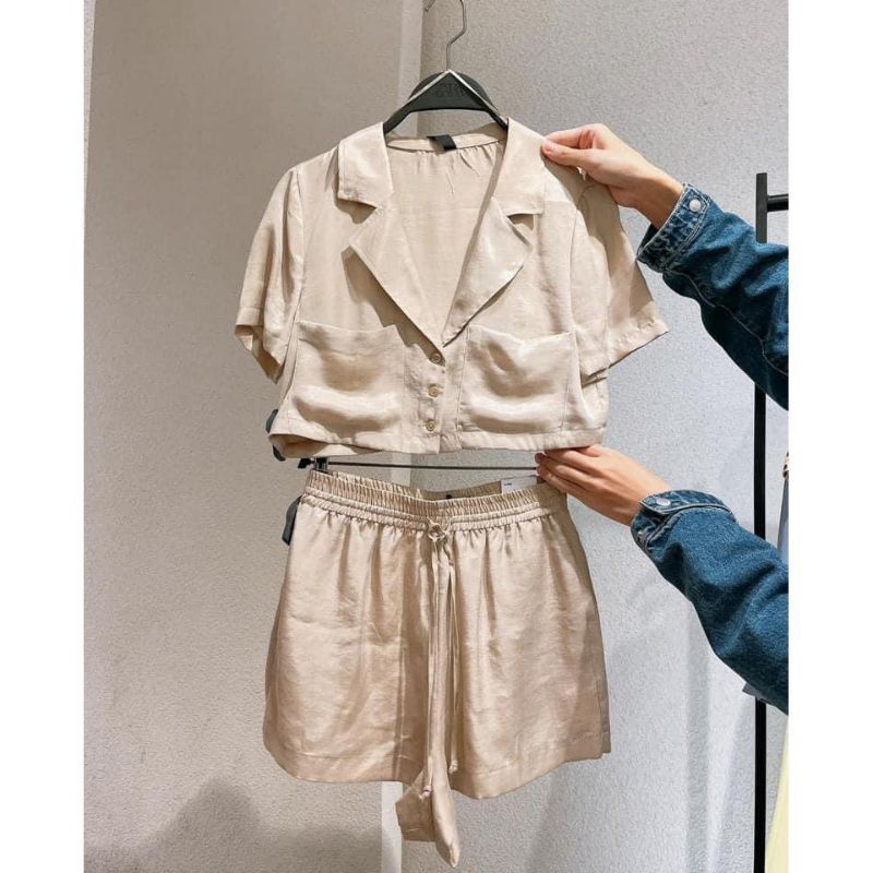 Set bộ croptop ZARA xuất xịn áo sơ mi tay ngắn túi trước quần short lưng thun lụa satin màu be