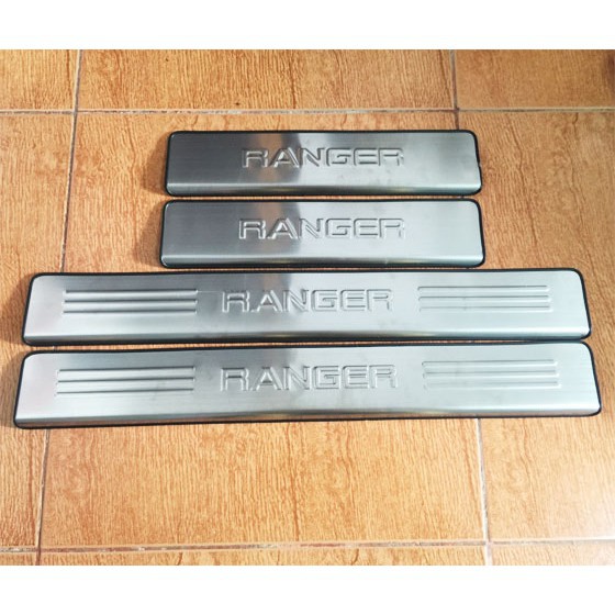 Nẹp bước chân, ốp bậc cửa xe Ford Ranger 2016 đến 2020 -mẫu Inox cao cấp+ tặng kèm keo tăng dính