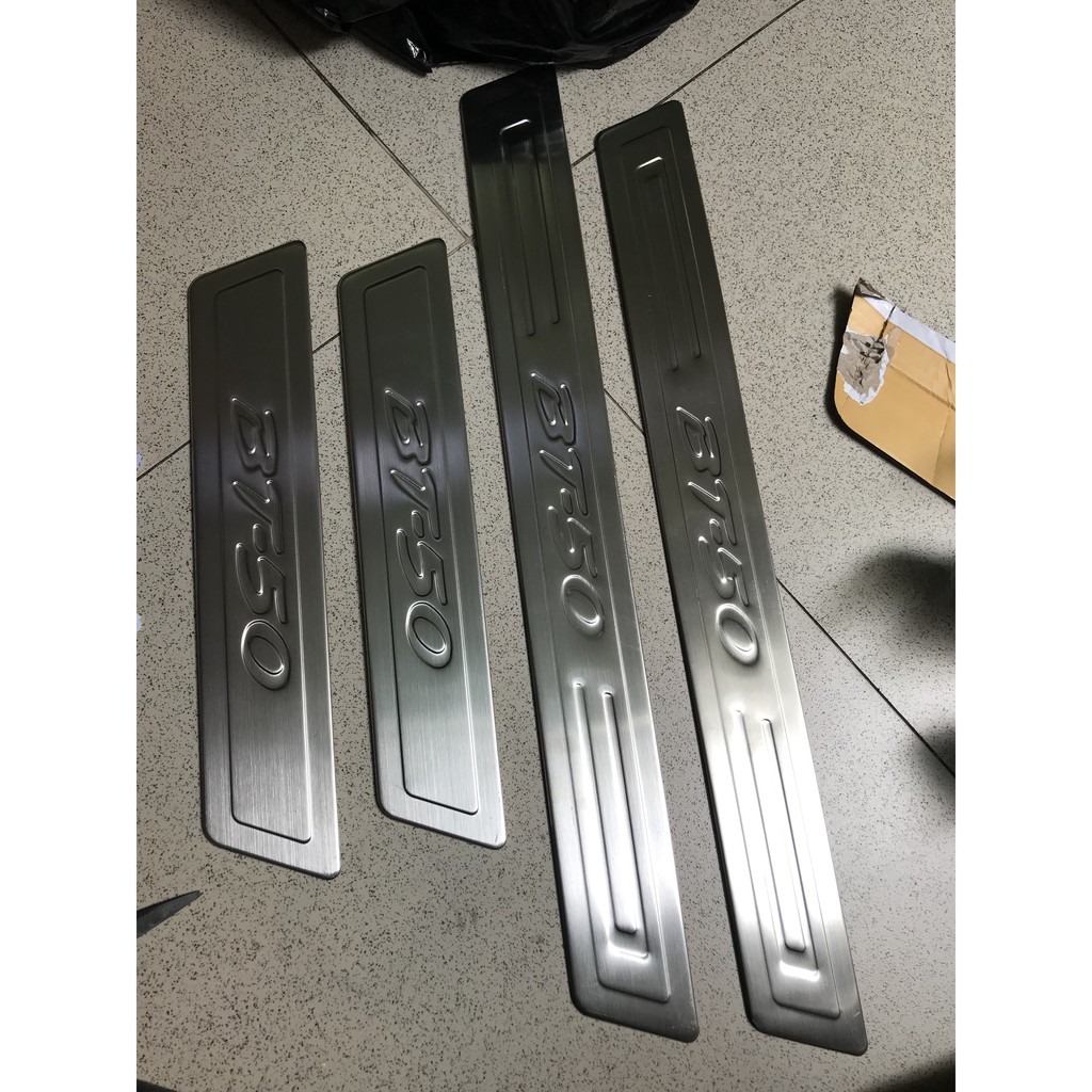 Bộ ốp nẹp bước chân ngoài inox xe Mazda BT50 2015-2021