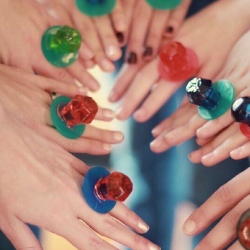 1hộp 24 kẹo mút nhẫn kim cương vị trái cây Ring pop chuẩn hàng thái ,trẻ em đều thích
