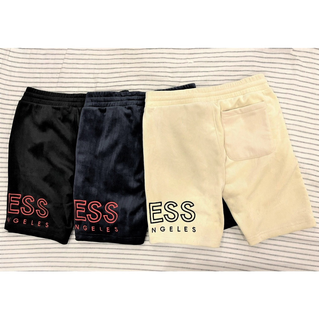 Quần GUESS men corduroy short dành cho Nam. Mẫu nóng hổi 2022. Lưng chun bảng lớn, dây rút tiện lợi. 2 túi 2 bên.