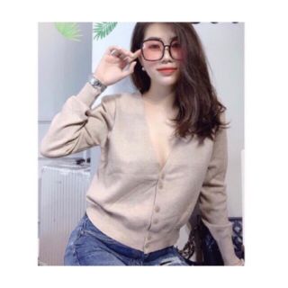 Áo khoác len lửng mẫu mới phối nút nhỏ.