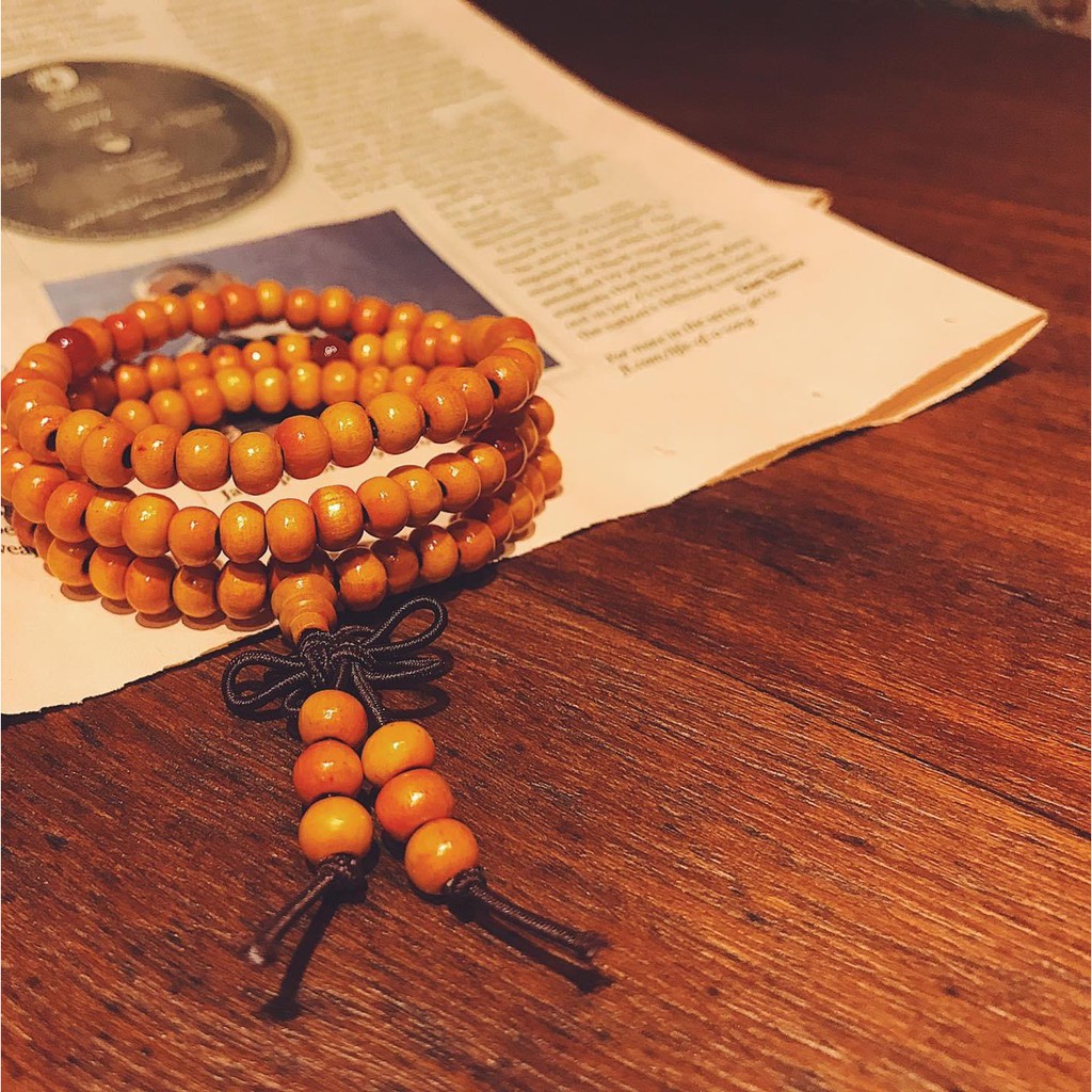 Vòng đeo tay gỗ đàn hương 108 hạt, mang phong thủy trên đôi tay bạn.