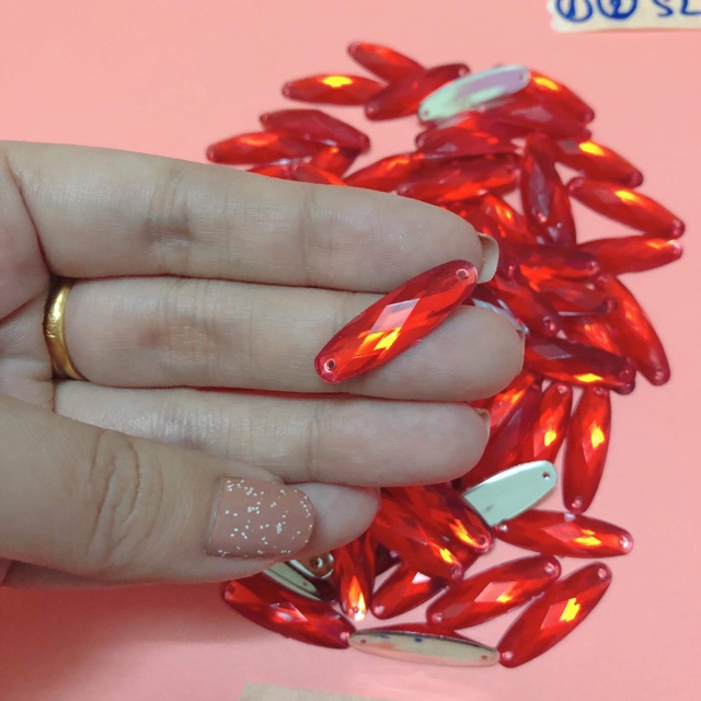 Hạt đá dài trang trí áo