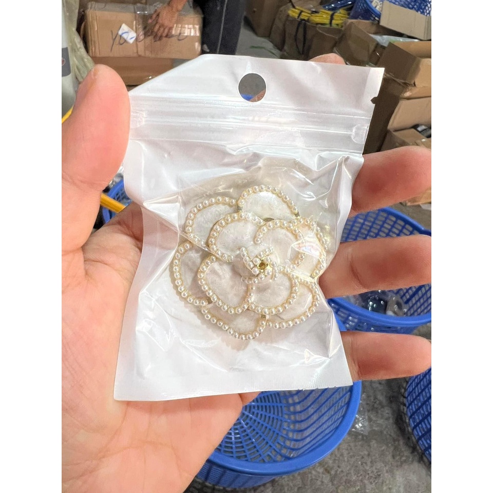 KIM BĂNG CÀI ÁO HÌNH HOA TRÀ VIỀN HẠT SANG CHẢNH CHO NỮ