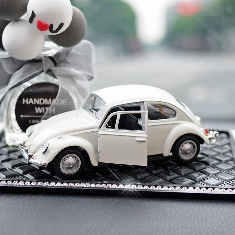 Mô hình chú gấu Gloomy Bear đính đá đứng bên xe Beetle dễ thương trang trí ô tô nhiều mẫu tùy chọn