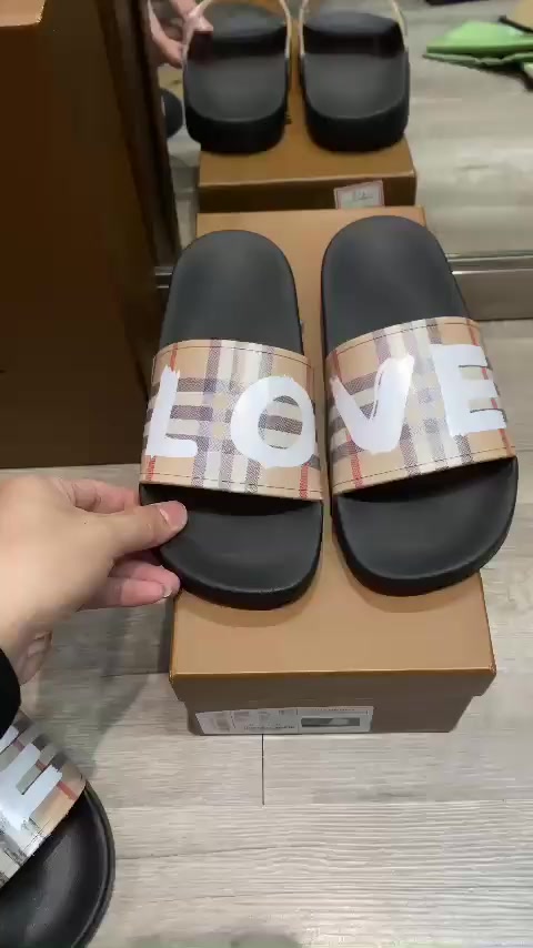 Dép Burberry Love Vintage Check Slides Nâu Dép Lê Nam Nữ Quai Ngang BBR Cao Su Đúc Quai Ngang Kẻ Sọc Caro Êm Chân | BigBuy360 - bigbuy360.vn