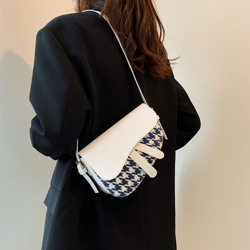 Túi đeo chéo thời trang dành cho nữ 2021