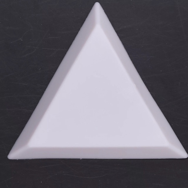 Khay tam giác đựng đá khi trang trí móng