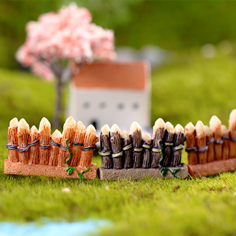 1 hàng rào gỗ dùng cho trang trí vườn