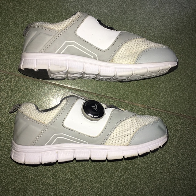 Giày si hiệu cho bé