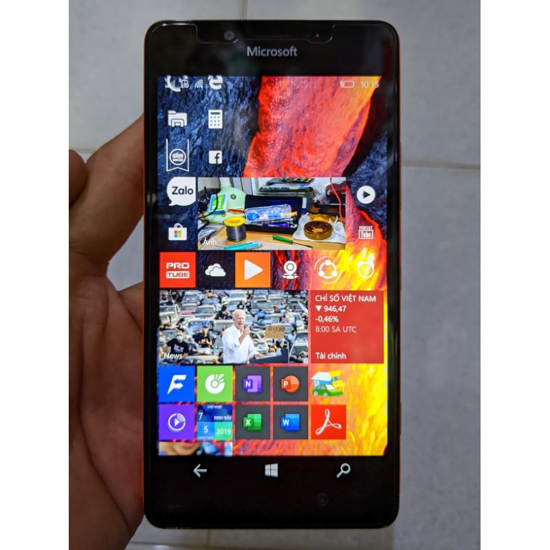 Màn hình Lumia 950 nguyên bộ.