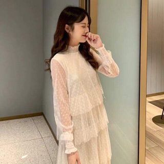 Váy be và áo crt tay dài đen - Trần Linh