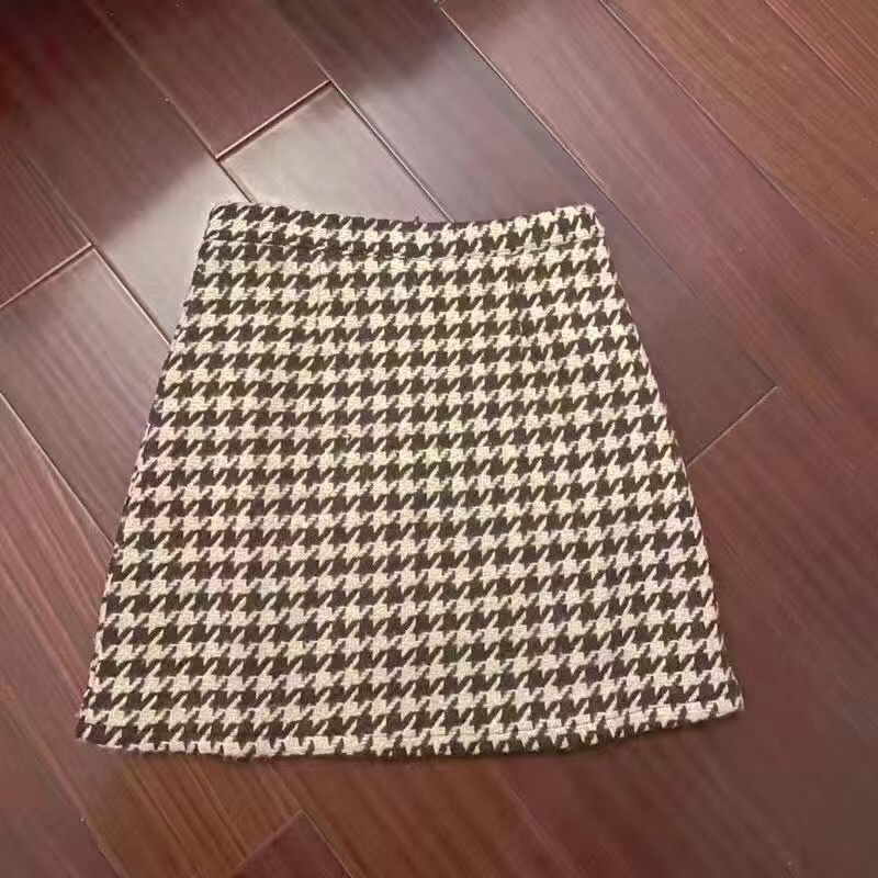 Chân váy dạ hoạ tiết răng sói