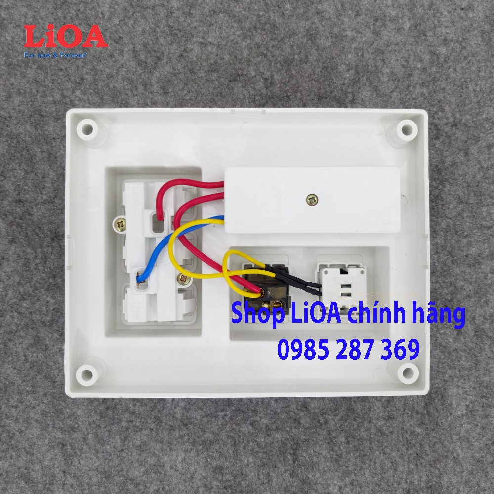 Bảng điện nổi LiOA 15A có 3 ổ cắm 2 chấu 1 công tắc 1 đèn báo màu xanh/ĐỎ