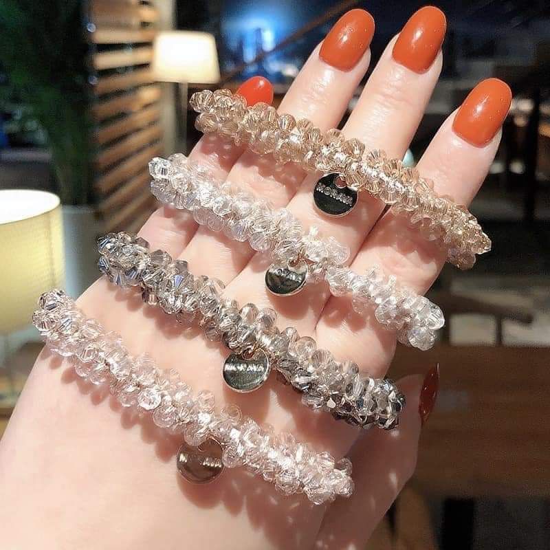 cột tóc đính đá style Hàn Quốc