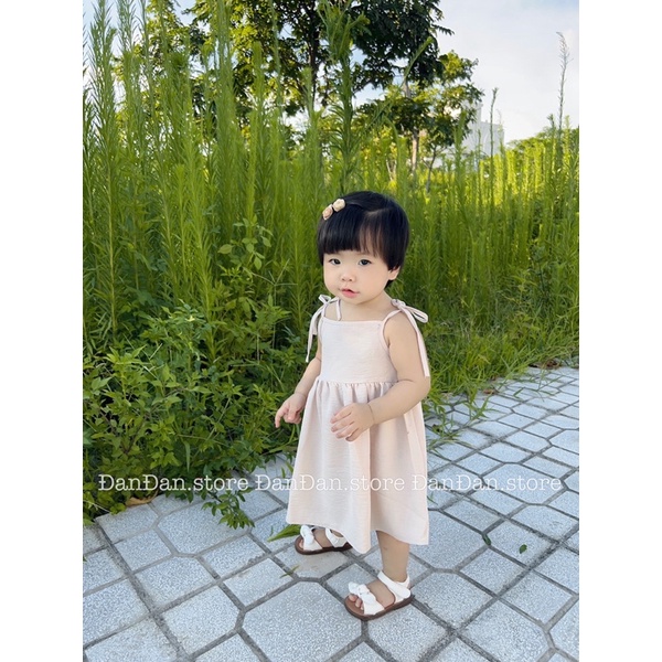 Váy cổ yếm xuông cho mẹ và váy hai dây cho bé