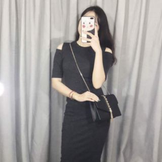 Váy body khoét vai tay lỡ